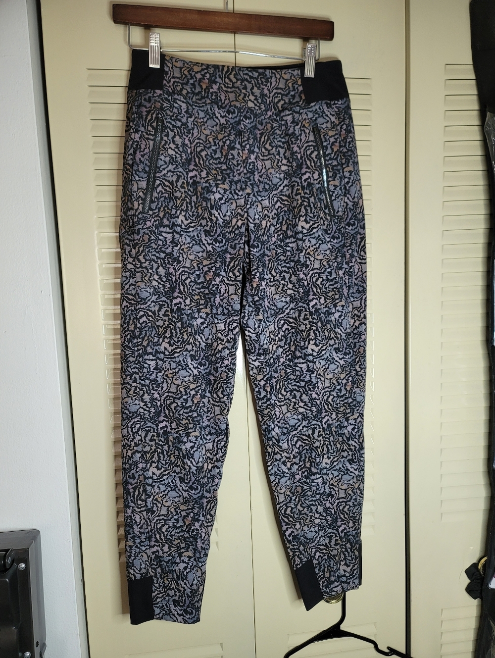 ATHLETA Trekkie North Jogger 4 Ways Stretch Geometric Black Multicolored Size 4P